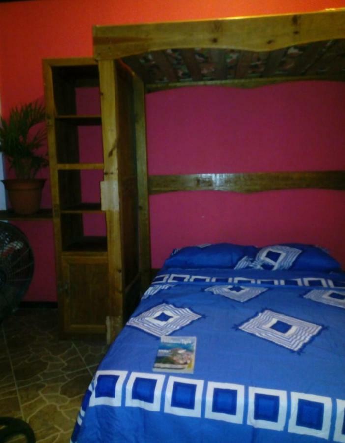 Hostel The Venue - Utila Zewnętrze zdjęcie