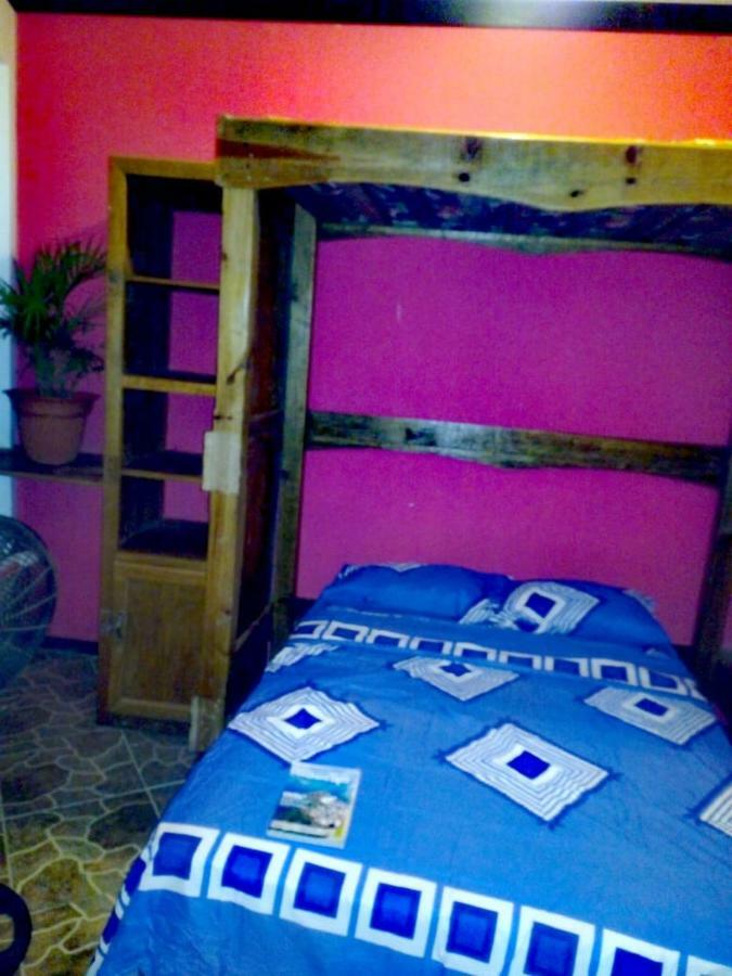 Hostel The Venue - Utila Zewnętrze zdjęcie